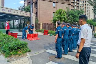 他是真喜欢？本泽马社媒晒拔罐照 腰、背、腿都是罐印