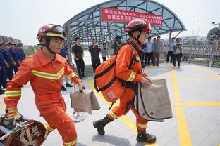 全武行？利雅得胜利、阿尔艾因球迷爆发冲突，当街动手打架